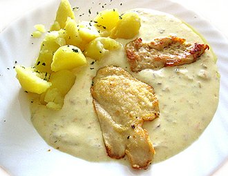Omáčka z hlívy ustřičné, brambor, přírodní kuřecí plátek Omáčka z hlívy ustřičné, brambor, přírodní kuřecí plátek