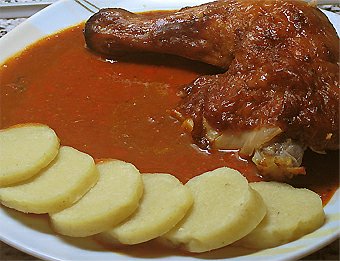 Pečené kuře, omáčka z kustovnice čínské, bramborový knedlík