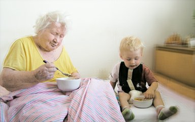 Pětadevadesátiletá stařenka s mladým příbuzným při společné snídani